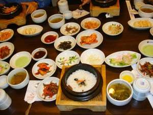 여러 나물과 고기, 밥을 고루 섞은 뒤, 그 위에 달걀을 얹으면 완성! (청언)