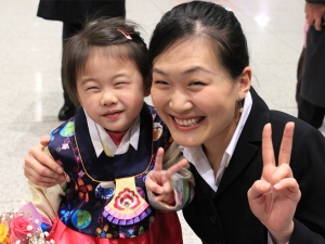 이 사랑스러운 아이는 많은 단원들의 마음을 단번에 사로잡았고, 함께 사진을 찍기 위해 발걸음을 멈추지 않을 수 없었다. (지민 지아)