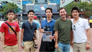 아서 애시 스타디움(Arthur Ashe Stadium) 밖에서 한 컷! (왼쪽부터) 무용수 제프 쑨(Jeff Sun), 앨빈 쑹(Alvin Song), 패트릭 뜨랑(Patrick Trang), 사회자 재러드 매드슨(Jared Madsen)과 무용수 알렉스 춘(Alex Chun).