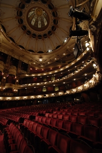 사진작가 TK가 이번엔 광각 렌즈를 가져와서는 런던 콜리시엄(London Coliseum) 극장의 사진을 더 찍어야 한다고 고집했다. (TK 쿽, TK Kwok)
