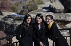 연주자 니카 장(Nika Zhang), 레이첼 천(Rachel Chen), 마리아 한(Maria Han)이 겁도 없이 300미터 높이 절벽을 배경으로 포즈를 취하고 있음 (Annie Li)