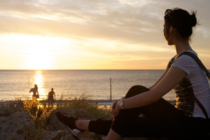 Dancer Stephanie Guo enjoying the Western Australian sunset. (photo by dancer Chunko Chang)