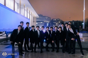 공연 직후 케네디센터 야외에서 션윈 국제예술단 무용수들이 포즈를 취했다. (Photo by choreographer Yungchia Chen)