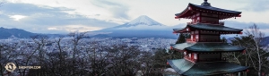 옛적 탑 너머로 보이는 후지산. (Photo by Kenji Kobayashi)
