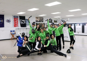 공연이 쉬는 날 단원들이 양궁을 즐겼다. (Photo by dancer Kaidi Wu)