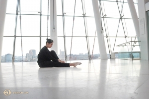 헬렌 리가 무용 신발을 수선 중이다. (Photo by Diana Teng)