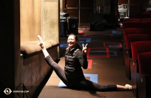 몸 풀기에 한창인 무용수 진진옌. (Photo by dancer Kaidi Wu)