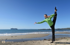산타바바라 해변에서 수석무용수 엘지 스. (Photo by dancer Hannah Rao)
