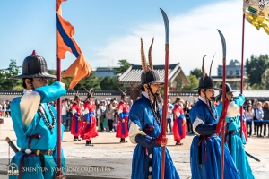 서울에 있는 경복궁에서 수문장 교대식을 구경했습니다. (Photo by TK Kuo)