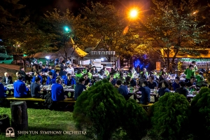 가을밤 달빛 아래 함께 둘러 앉아 즐기는 저녁 만찬은 무척 유쾌했습니다~! (Photo by bassoonist Steven Louie)