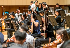 이튿날 대구콘서트하우스에서 리허설을 준비 중인 연주자들. 가운데는 비파와 얼후. (Photo by TK Kuo)