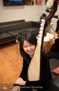 비파 연주자 천유루가 자신의 악기와 시간을 보내고 있다.