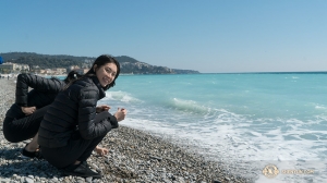 수석무용수 린샤오훙과 동료 무용수가 니스 해변의 맑은 날씨를 즐기고 있습니다. (Photo by percussionist Tiffany Yu)
