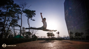 한편, 울산문화예술회관 밖에서는 무용수 스캇 쉬가 열심히 스트레칭 중이었답니다. (Photo by dancer Nick Zhao) 
