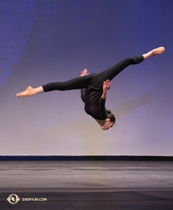 ‘앞공중돌기(front aerial)’를 구사하는 미셸 리안.