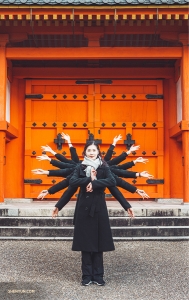 안에서는 사진촬영 금지! 1천여 개의 천수관음상이 있다는 산주산겐도(三十三間堂) 밖에서 요리야 키쿠카와와 션윈 세계예술단 무용수들이 그들만의 천수관음상을 재현해봅니다. (Photo by Michelle Wu)