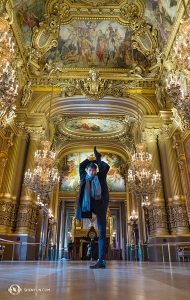 팔레 가르니에의 그랑푸아예(Grand Foyer)에서 포즈를 취하는 수석무용수 몬티 모우 (Photo by Andrew Fung)