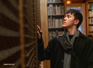 무용 및 오페라 서적으로 가득한 서가를 훑어보는 몬티 모우. 팔레 가르니에 도서박물관에서. (Photo by Andrew Fung)