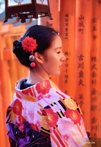 붉은 센본 도리이의 분위기를 느껴보는 무용수 스테파니 궈. (Photo by Lily Wang)