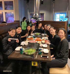 미국 애리조나 주에서 션윈 뉴욕예술단이 한국식 바베큐 요리가 다 되길 기다리고 있다. 