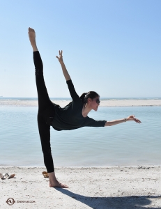 선글라스만 있다면 플로리다 해변에서 연습하기 딱 좋은 날. (Photo by dancer Rebecca Jiang)