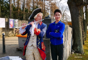 <p>무용수 스탠리 린이 상수시 궁전에서 프리드리히 대왕과 닮은꼴인 플루트 연주자를 만났다. (Photo by Tony Zhao)</p>