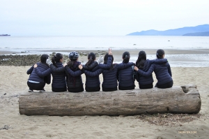 <p>공원 벤치보다 훨씬 나은 거대한 통나무. 우리 무용수 여덟 명이 앉기에 안성맞춤이었다. (Photo by Diana Teng)</p>