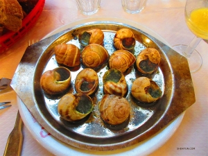 용기 있는 자만이 프랑스의 에스카르고(달팽이 요리)를 맛볼 수 있다.