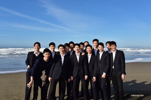 정장 차림도 무용수들의 ‘해변행’을 막을 수 없죠!

(Photo by Johnny Chao)