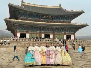 서울 중심부에 자리한 장엄한 경복궁은 조선 5대 궁궐 중 최대 규모이다.