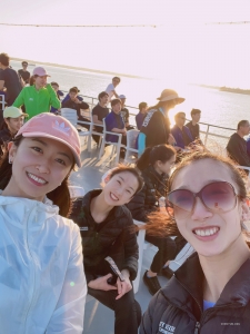 사회자 낸시 장(왼쪽)과 수석 무용수 안젤라 린(가운데), 카이디 우(오른쪽)가 플로리다 크루즈 여행의 즐거운 순간을 셀카로 담았다.