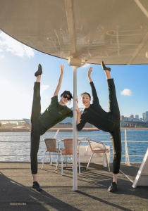 기둥과 무용수 중 누가 더 곧게 뻗었을까? 무용수들이 완벽한 다리 자세로 장난스럽게 누가 더 수직인지 기둥과 내기를 하고 있다.