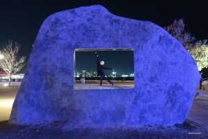 항구 근처에서 한 무용수가 조각된 바위의 틀 안에  완벽하게 자리 잡은 자신을 발견했다.