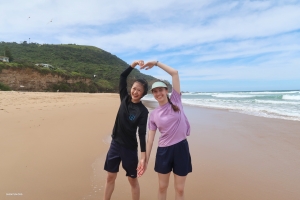 수석 무용수 카리나 푸와 릴리안 파커가 행복한 순간을 공유하고 있다. 양팔로 하트를 그리며 해변에서 만끽하는 즐거움을 표현했다.