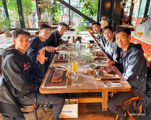 무용수들의 에너지 보충 비결은? 역시 맛있는 스테이크가 정답입니다.
